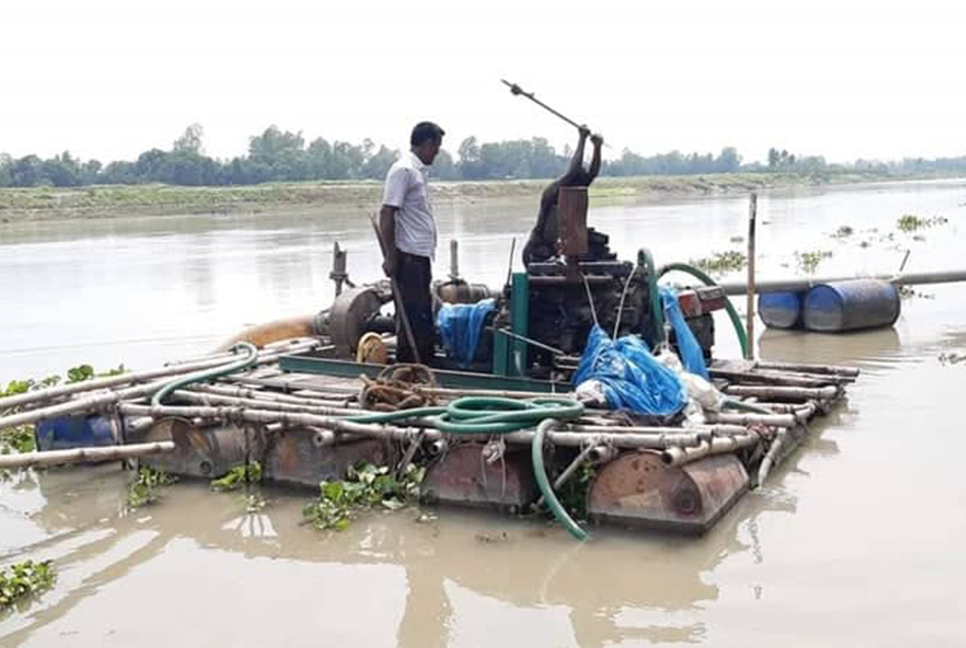নগরকান্দায় অবৈধ ড্রেজার মেশিন ধ্বংস