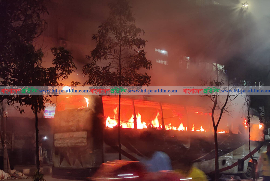 বংশালে যাত্রীবাহী বাসে আগুন