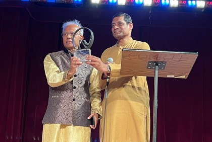 মুক্তধারা-জিএফবি সাহিত্য পুরস্কার পেলেন গোলাম মুর্শিদ