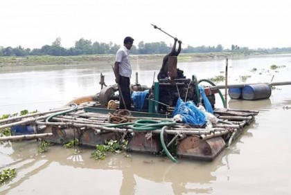 নগরকান্দায় অবৈধ ড্রেজার মেশিন ধ্বংস