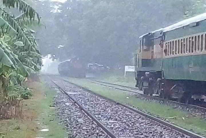 মুখোমুখি সংঘর্ষ থেকে রক্ষা পেলো দুই ট্রেন