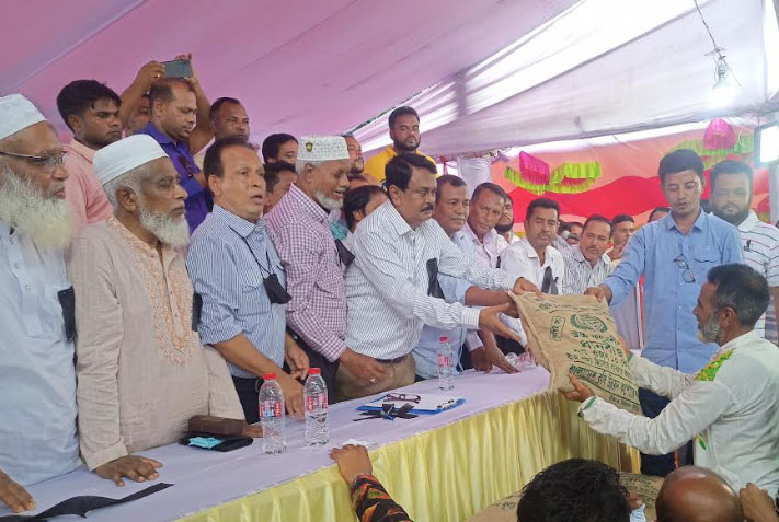 ছাতকে বন্যায় ক্ষতিগ্রস্ত ৫০০ কৃষককে আমন ধানের বীজ বিতরণ 