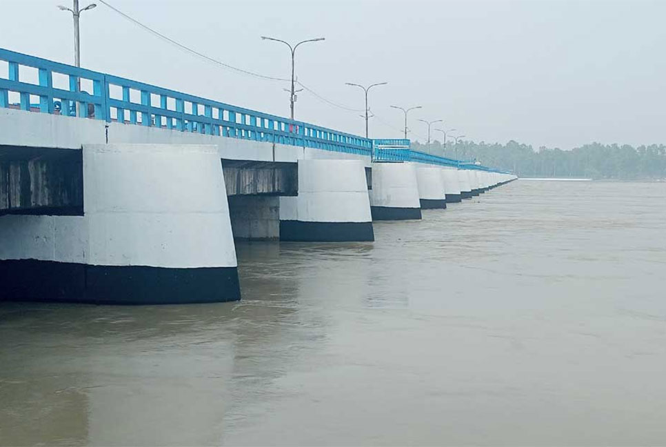 বিপৎসীমার ওপরে তিস্তার পানি, খুলে দেওয়া হলো ৪৪ গেট