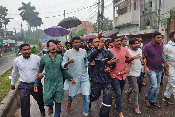 বৃষ্টি উপেক্ষা করে নাটোরে ছাত্রদলের মিছিল