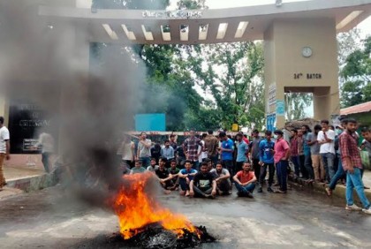 চবি ছাত্রলীগের কমিটি ঘোষণা, পদবঞ্চিতদের মূল ফটকে তালা