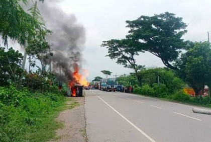 আড়াইহাজারে পুলিশের গাড়িতে আগুন 

