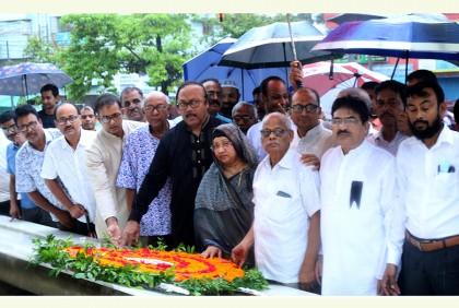 শোকাবহ আগস্ট স্মরণে রাজশাহীতে বঙ্গবন্ধুর প্রতিকৃতিতে লিটনের শ্রদ্ধা
