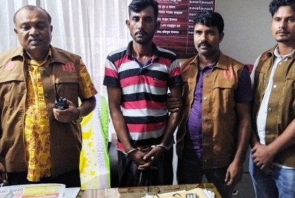 হাতকড়া নিয়ে পালিয়েও রেহাই পেলেন না তিনি!