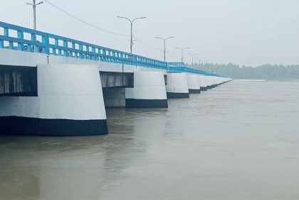 বিপৎসীমার ওপরে তিস্তার পানি, খুলে দেওয়া হলো ৪৪ গেট