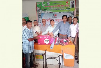 কুমিল্লায় বিদেশ ফেরত কর্মীদের সহায়তা প্রদান  