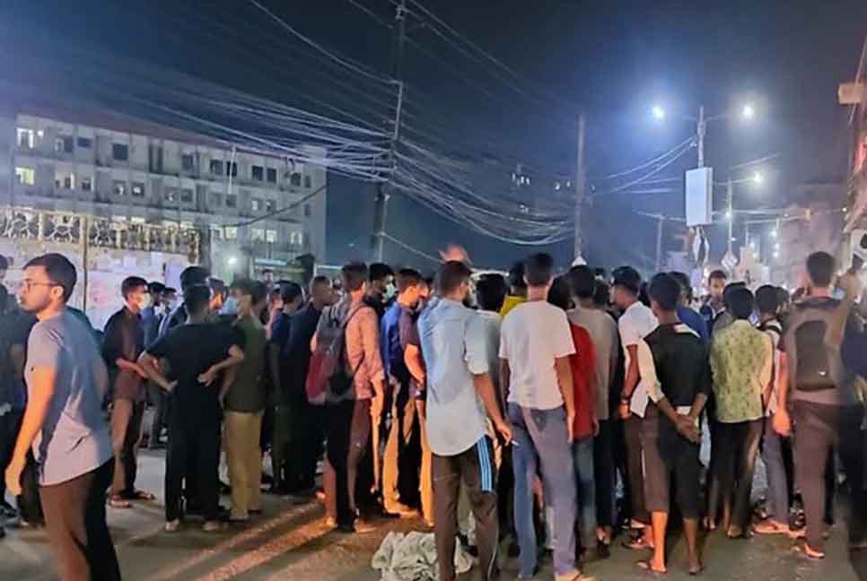 মারধরের প্রতিবাদে সিলেট ওসমানী মেডিকেল কলেজ শিক্ষার্থীদের সড়ক অবরোধ