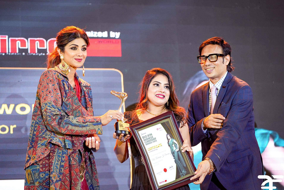 শিল্পা শেঠির হাত থেকে উদ্যোক্তা সনদ গ্রহণ রোকাইয়ার