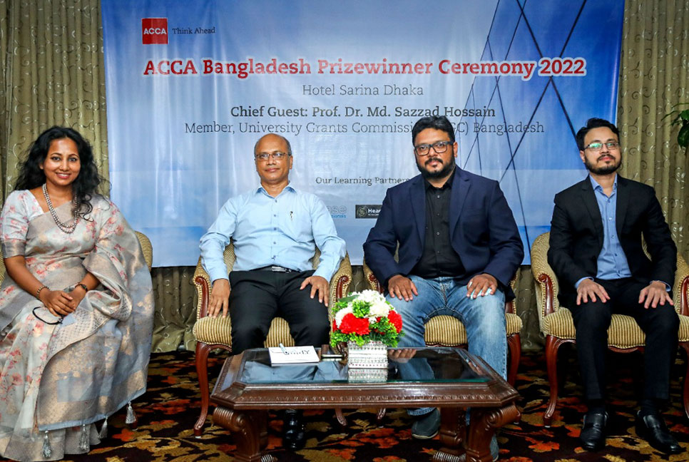 পরীক্ষায় ভালো ফলাফল অর্জন করায় মেধাবী শিক্ষার্থীদের স্বীকৃতি প্রদান