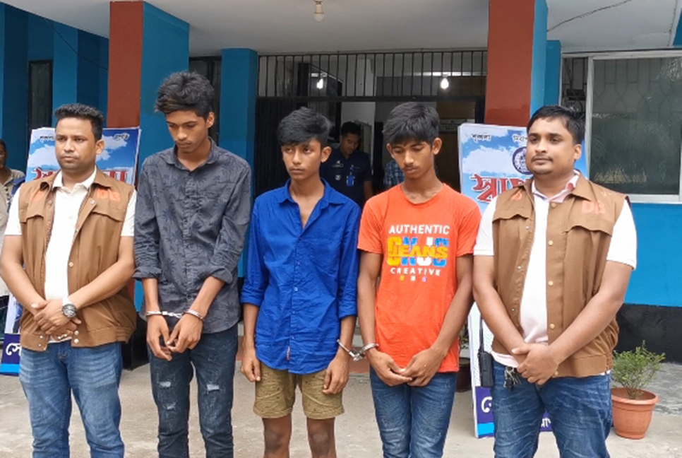 নোয়াখালীতে অস্ত্রসহ কিশোর গ্যাংয়ের ৩ সদস্য গ্রেফতার