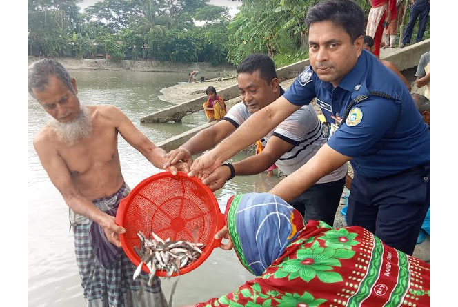 কলাপাড়ায় ওসির উদ্যোগে মাছের পোনা অবমুক্ত 