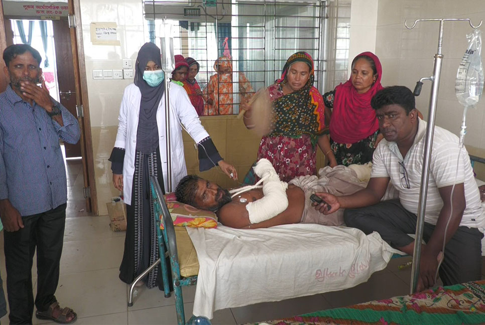ঝিনাইদহে প্রতিপক্ষের বাড়িঘরে হামলা-ভাঙচুর, আহত ১০