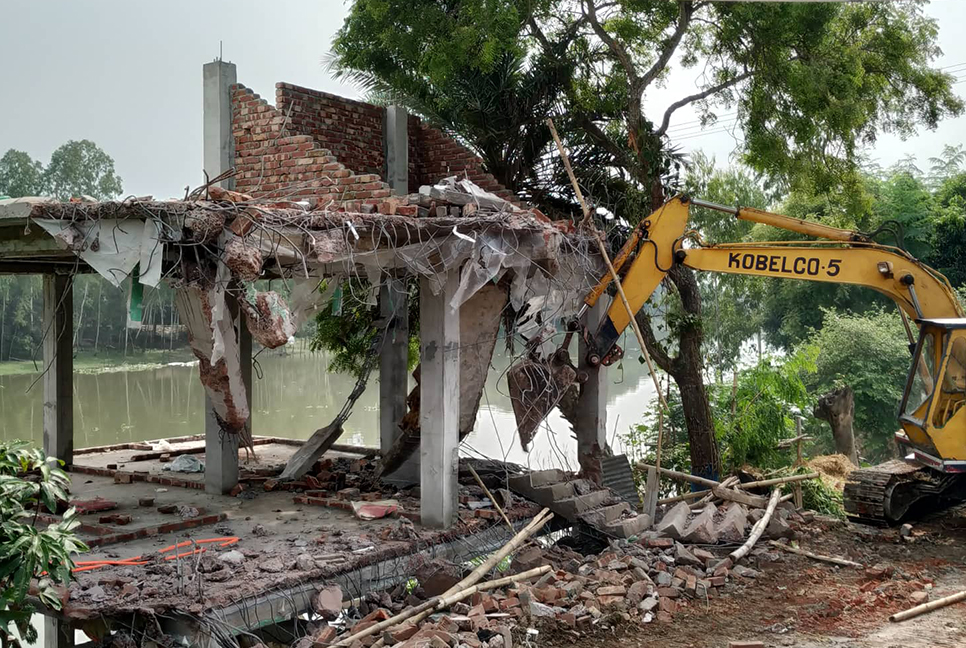 ভাঙ্গুড়ায় নদীর তীরে অবৈধ স্থাপনা উচ্ছেদ অভিযান 