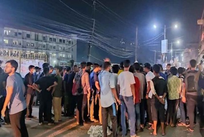 মারধরের প্রতিবাদে সিলেট ওসমানী মেডিকেল কলেজ শিক্ষার্থীদের সড়ক অবরোধ