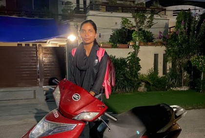 পাকিস্তানি ‘ডেলিভারি গার্লের’ জীবন সংগ্রামে মুগ্ধ নেট দুনিয়া