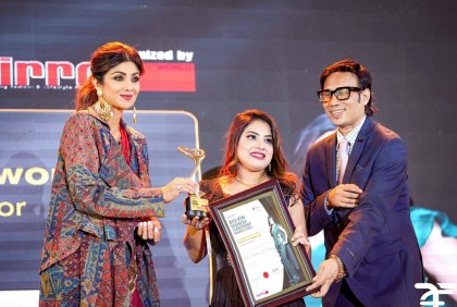 শিল্পা শেঠির হাত থেকে উদ্যোক্তা সনদ গ্রহণ রোকাইয়ার