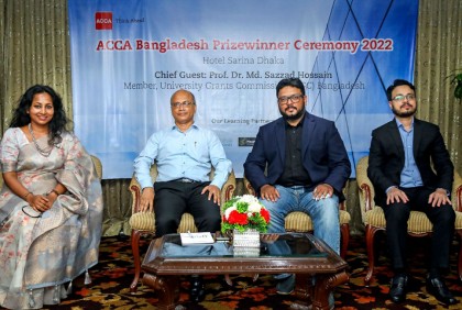 পরীক্ষায় ভালো ফলাফল অর্জন করায় মেধাবী শিক্ষার্থীদের স্বীকৃতি প্রদান