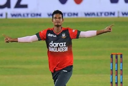 এক ওভারে ৩৪ রান দিয়ে রেকর্ড গড়লেন নাসুম