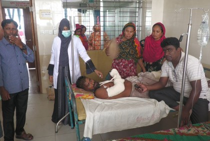 ঝিনাইদহে প্রতিপক্ষের বাড়িঘরে হামলা-ভাঙচুর, আহত ১০