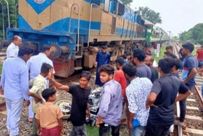 জয়পুরহাটে ট্রেনের ধাক্কায় দুমড়ে-মুচড়ে গেল মোটরসাইকেল 