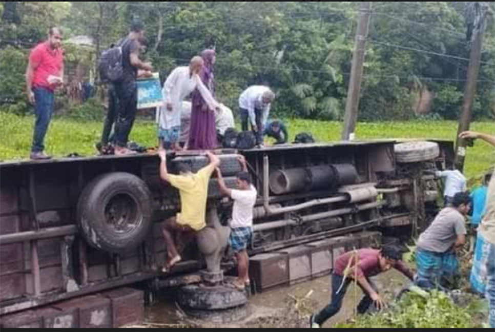লক্ষ্মীপুরে বাস নিয়ন্ত্রণ হারিয়ে নিহত ১, আহত ১০