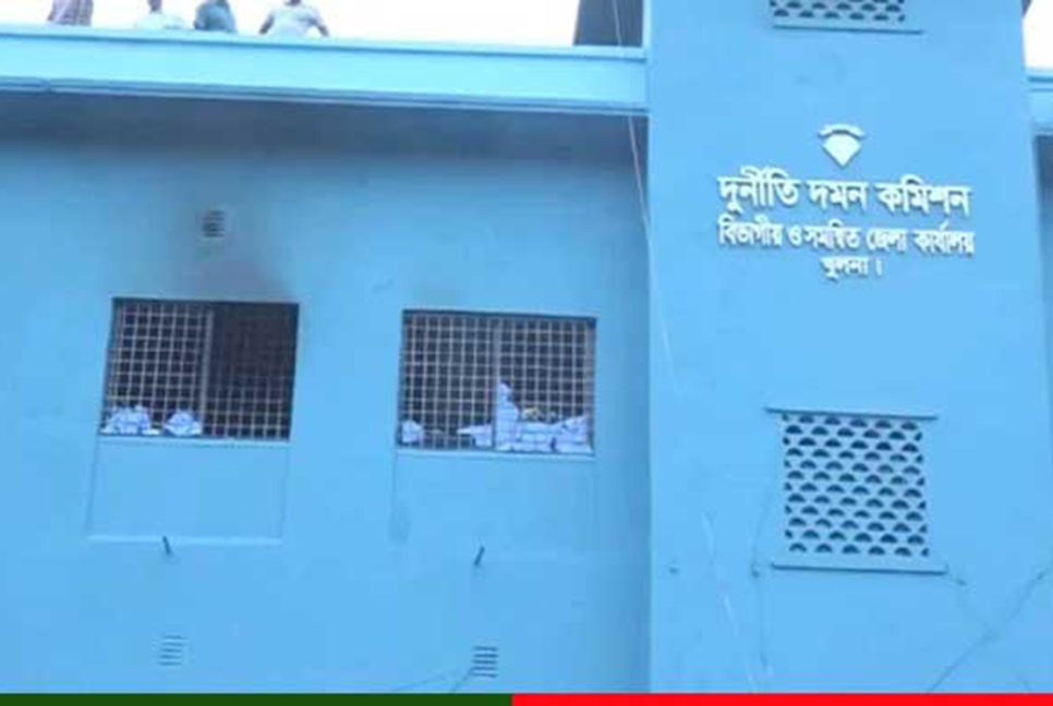 খুলনায় স্ত্রীসহ পুলিশ কর্মকর্তার
বিরুদ্ধে দুদকের মামলা