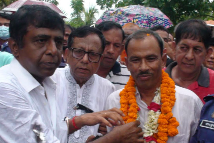 
কলেজে ফিরলেন মীর্জাপুর কলেজের ভারপ্রাপ্ত অধ্যক্ষ স্বপন বিশ্বাস 