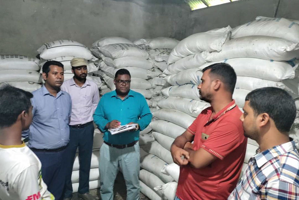 সারের দাম বেশি নেওয়ায় পাঁচ ব্যবসায়ীর জরিমানা