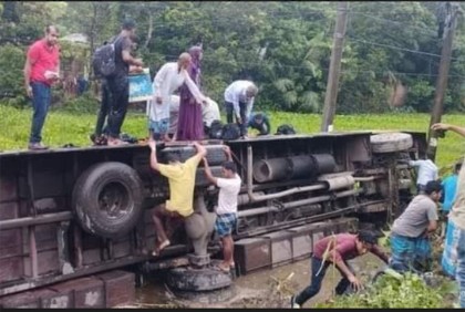 লক্ষ্মীপুরে বাস নিয়ন্ত্রণ হারিয়ে নিহত ১, আহত ১০
