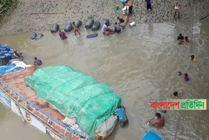 মোরেলগঞ্জে কোটি টাকার পণ্য নিয়ে ট্রলার ডুবি