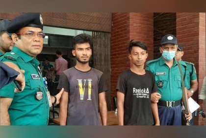 জবি ছাত্রীর মোবাইল বিক্রি করে মদ খান দুই ছিনতাইকারী