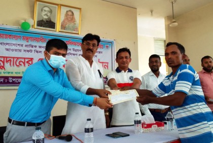 মুকসুদপুরে অনুদানের চেক বিতরণ