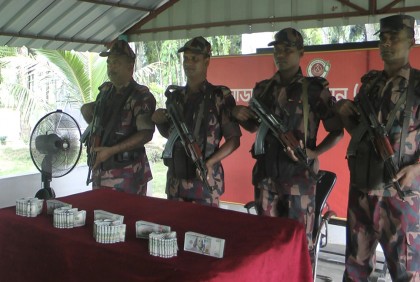 ফেলে যাওয়া ব্যাগ থেকে ৮০ হাজার ডলার জব্দ