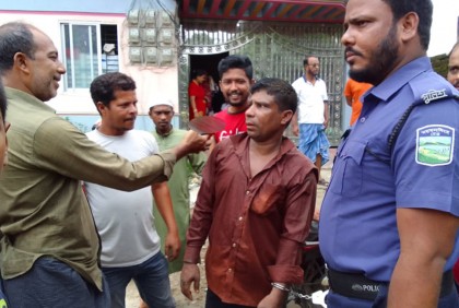 জরুরি কাগজ নিতে এসে ধরলেন চোর, এলাকায় শোরগোল