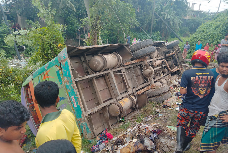 বাস উল্টে বিদ্যুতের খুঁটির সাথে ধাক্কা, আহত ৪০