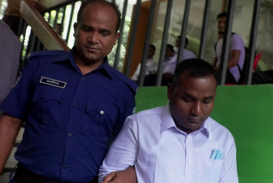 ভাড়া করা ব্যক্তির পরীক্ষায় লিখিততে পাশ, মৌখিক পরীক্ষা দিতে এসে আটক