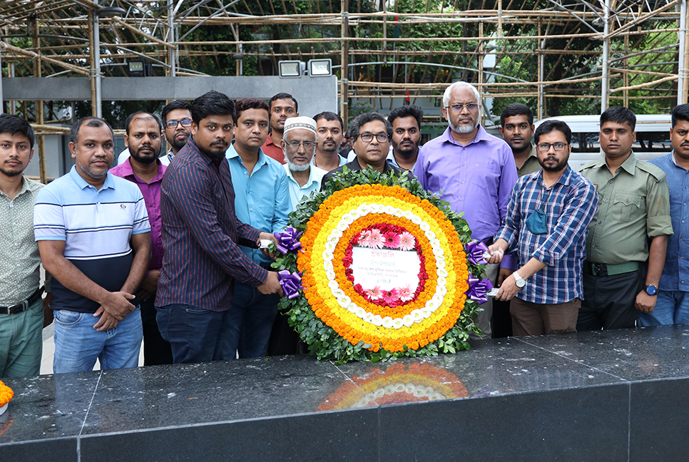জাতির পিতার প্রতিকৃতিতে বিডিইউ উপ-উপাচার্যের শ্রদ্ধা
