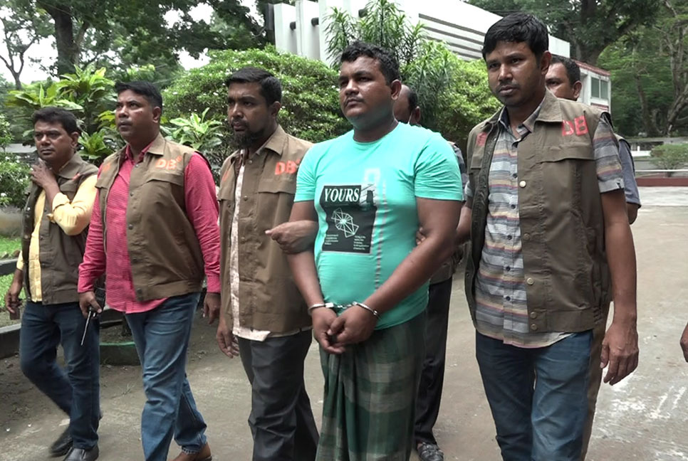 চলন্ত বাসে ডাকাতি-গণধর্ষণ : গ্রেফতার রাজা মিয়া ৫ দিনের রিমান্ডে

