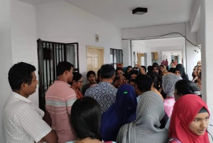 হলের অফিসে তালা ঝুলিয়ে আন্দোলন চবি ছাত্রীদের