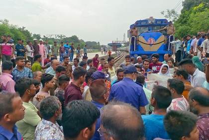দিনাজপুরে বিনা টিকিটে স্টেশনে প্রবেশকে কেন্দ্র করে মারামারি, আহত ৩
