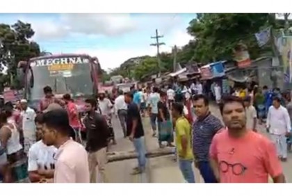 ছাত্রীকে প্রধান শিক্ষকের শ্লীলতাহানীর
বিচারের দাবিতে মহাসড়ক অবরোধ 
