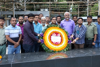জাতির পিতার প্রতিকৃতিতে বিডিইউ উপ-উপাচার্যের শ্রদ্ধা