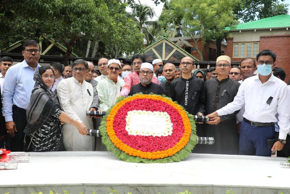 বঙ্গবন্ধুর সমাধিতে নতুন ১১ বিচারপতির শ্রদ্ধা