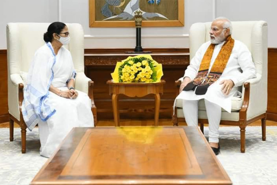মোদির সাথে বৈঠকে বকেয়া পাওনা মেটানোর দাবি মমতার