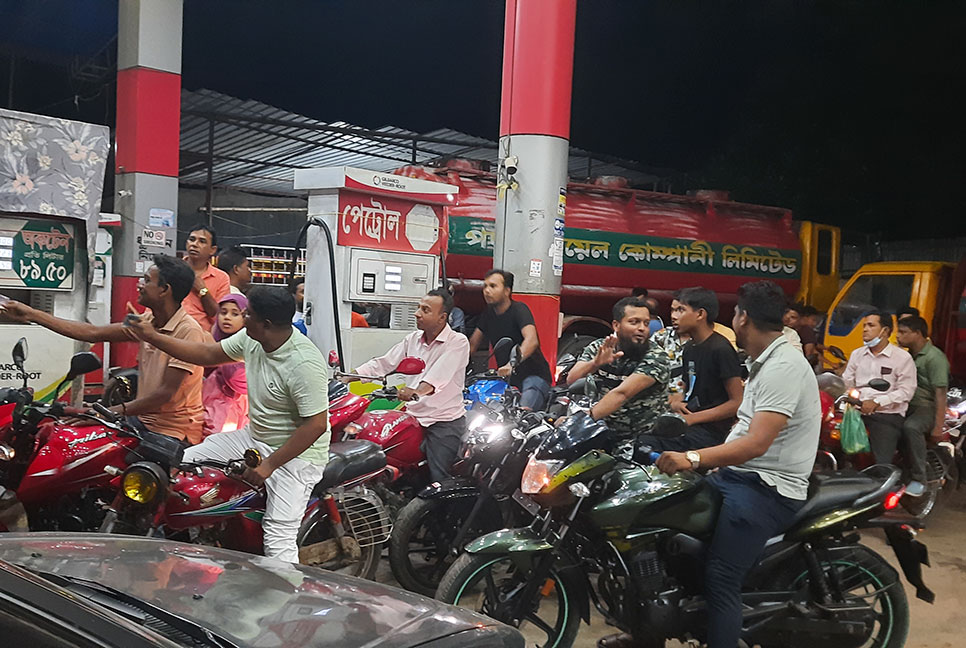 জ্বালানি তেলের দাম বৃদ্ধি, মাদারীপুরে তেল কেনার হিড়িক 