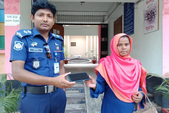 বগুড়ায় হারানো মোবাইল সেট ফিরে পাচ্ছেন ভুক্তভোগীরা